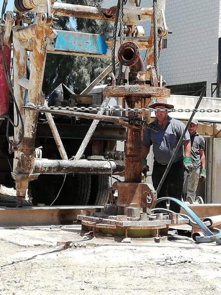 أعمال الصيانة القائمة من قبل شركة الوائل للمقاولات في بئر السعادة من اجل تحسين انتاجية و ضخ المياه من البئر.